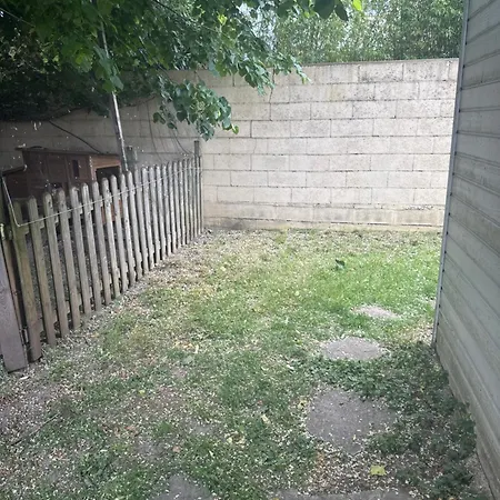 Studio Au Calme Dans Jardin A 30Min De Paris Avec Nouvelle Literie Chatou Exterior photo